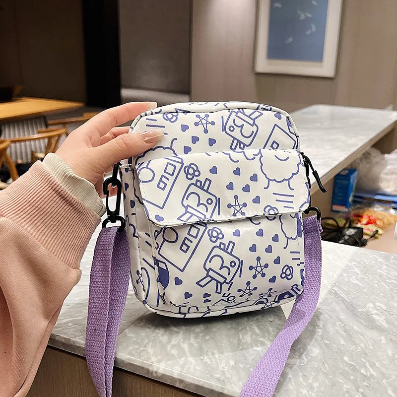 In the spring of 2024, the new cartoon corner creature Snoop shoulder diagonal handbag is in stock.